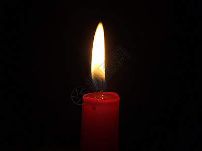 红蜡烛在黑暗中燃烧背景图片