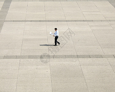 独自一人报纸孤独男性阅读寂寞街道活动图片