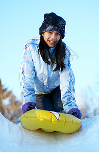 年轻女孩滑雪下山图片