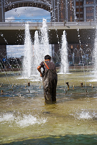 男人干净的喷泉池背景图片