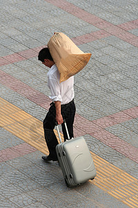 忙碌的男人男性成人游客员工场景街道行李图片