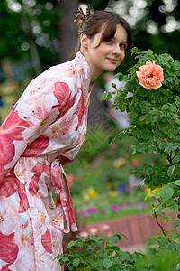 女孩在一朵花的浴田女士绿色女性花园公园玫瑰浴衣发型白色乐趣图片