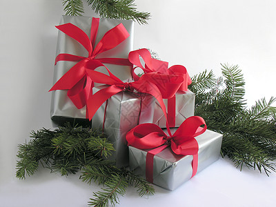 圣诞树和礼品礼物传统惊喜银纸图片