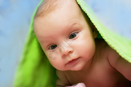 扫一扫毛巾下面的婴儿孩子快乐童年幸福女孩新生鼻子绿色眼睛阴影背景