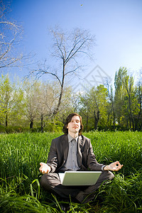 一个商务人士在草地上放松一下图片