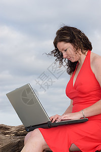 笔记本电脑打字电子邮件学生教育处理器秘书女士女性互联网人士键盘图片