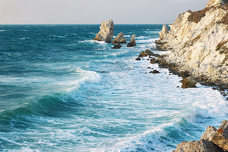 蓝海风暴岩石边缘波浪海景泡沫场景悬崖力量日落天气图片
