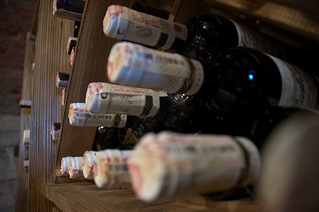 葡萄酒架葡萄园库存植物木头瓶子藤蔓酒精紫色软木果汁图片