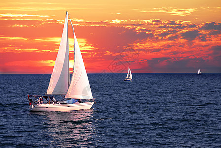 日落时帆船海景波浪运动血管航行海洋活动太阳娱乐爱好图片