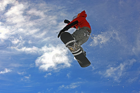滑雪运动员在空中跳跃高空蓝色风险山脉男人冻结特技旅行运动速度空气图片