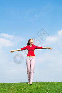 快乐的女人女性天空女孩蓝色乐趣公园自由女士草地太阳图片