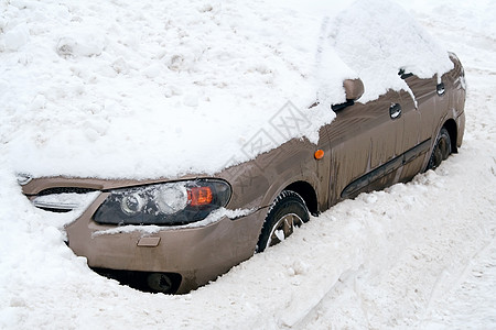 雪中车里的车漂移冻结降雪暴风雪发动机失败运输冷冻大灯天气图片