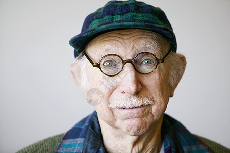 穿外套的老人微笑眼镜绅士帽子工作室胡子衣领人员男性成人图片