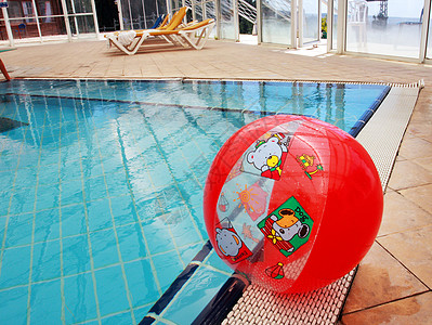 游泳池中的红球边框乐趣温泉阳光反射地面蓝色涟漪阴影游客图片
