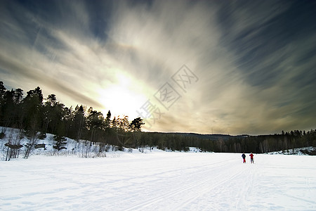 滑雪男人运动活力季节国家戏剧性活动天空踪迹女士图片