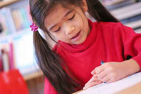 6岁女孩画画快乐红色乐趣绘画混血蜡笔闲暇艺术童年微笑染色图片
