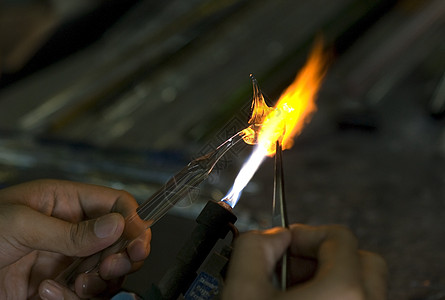 艺术家塑造玻璃玻璃水晶工厂器皿艺术作坊塑像火焰手工业气体生产图片