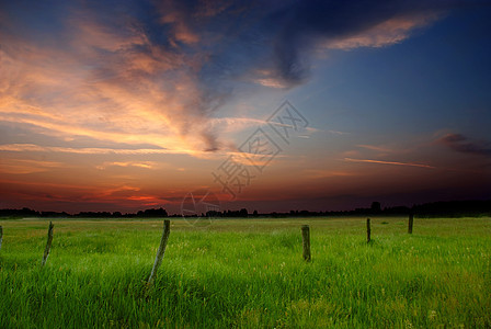春日夕落红色季节日历草地牧场两极财产天空土地绿色背景图片