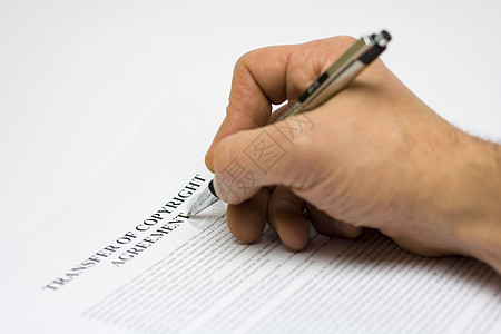 签署机密协定的保密协议交易合同男人人士办公室桌子签名陈述写作信用图片