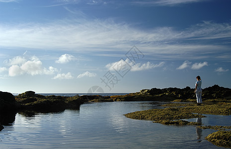 女 女童蓝色海岸线岩石石头碰撞力量女士海浪群岛反射图片