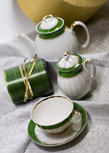 配有绿茶服务的白茶服务丝带桌子金子液体奢华盘子绿色餐具杯子古董图片
