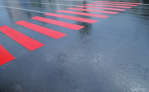 新鲜沥青上的雨水滴柏油路面天气水滴风暴运输水坑波纹液体人行道图片