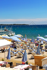 法国康纳海滩支撑椅子旅游蓝色度假村奢华旅行富裕阴影游客图片