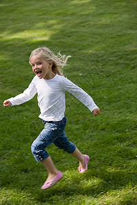 正在逃学的少女跑步孩子们幸福乐趣金发公园幼儿园喜悦健康童年图片