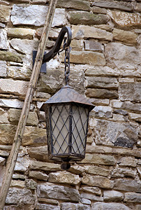 石墙上真实的古迹灯灯笼灯泡辉光褪色房子街道路灯建筑学历史性灯光图片