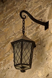 石墙上真实的古迹灯灯柱灯笼历史褪色衰变历史性照明灯光古董路灯图片