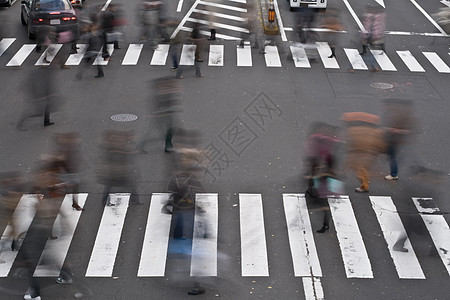 跨越街口的人居住路口街道男人喧嚣压力人群市中心成年人多样性图片