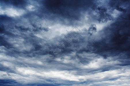 暴风之前的云大风天气天堂戏剧性人心天空低压暴风雨背景图片