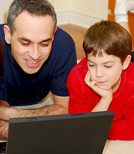 父亲儿子电脑房子网络技术父母男人男孩们互联网男生孩子教学图片