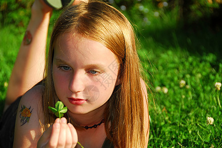 女童草草青少年女性青春期说谎公园阳光乐趣绿色植物童年草地图片