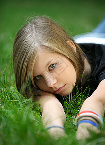 在草地上的女孩青少年眼睛休息孩子绿色头发背景图片