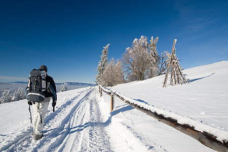 冬季旅行森林白色活动乐趣风景栅栏蓝色假期背包健康图片