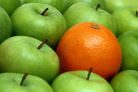 不同概念  苹果间橙色人群团体绿色想像力个性食物水果图片