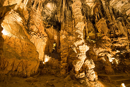 Stalactite 笔迹石笋生态石灰石资源石头岩石旅游游客黑暗矿物质图片