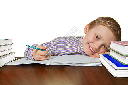 做功课的男孩童年男孩们写作孩子们学习家庭作业思维图书微笑幸福图片