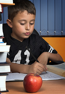 男中学生图书男性思考测试学生桌子脚本瞳孔考试知识图片