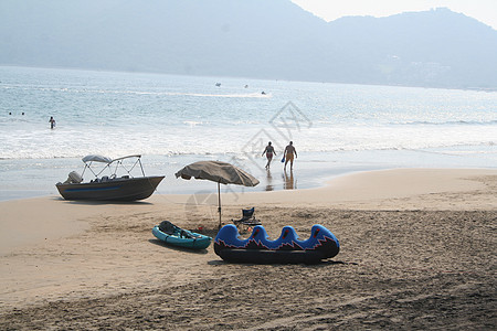 海滩沙滩玩具波浪管子海滨娱乐蓝色绳索皮艇假期椅子运输图片