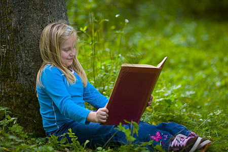 女孩在树下阅读青年学习教育森林绿色背景图片