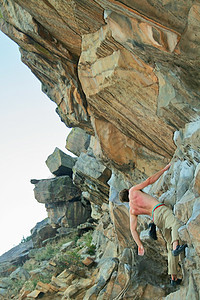 攀岩者控制岩石进步冒险自由竞赛悬崖对抗男人运动图片
