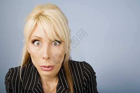 忧郁的女人眼睛套装人士微笑姿势管理人员商务白领口红女性图片