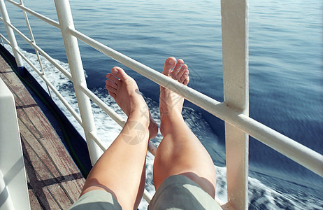 女性双腿边框天气栅栏桌子晴天旅行航程背景图片