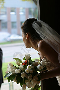 新娘带花束冠冕面纱女士道路婚礼女孩裙子接待生活图片