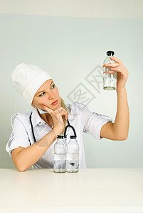 具有听诊器和药物的医生卫生瓶子保健桌子检查医院女孩办公室技术护士图片