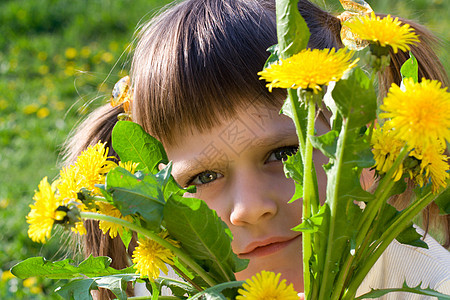 小女孩从一堆花朵里偷窥出来图片