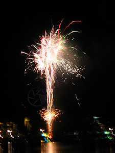 2008年澳大利亚凯恩斯新一年的烟花橙子火花奇观绿色红色黄色焰火假期喜庆活动图片
