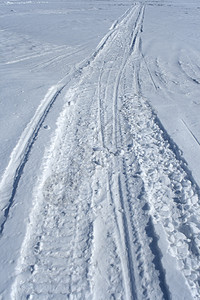 雪中滑雪足迹图片